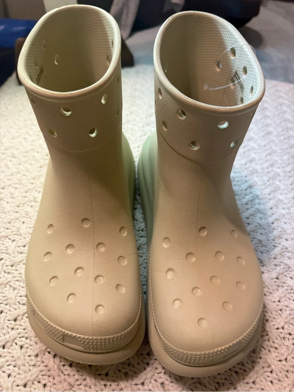 CROCS unisex women’s 8 Men’s 6 Cream Lightweight Waterproof Slip-On Rain Boots